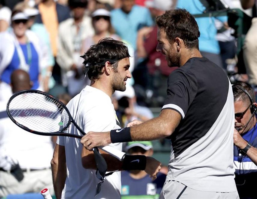 Del Potro saluda a Federer tras vencerlo en la final de Indians Wells.
