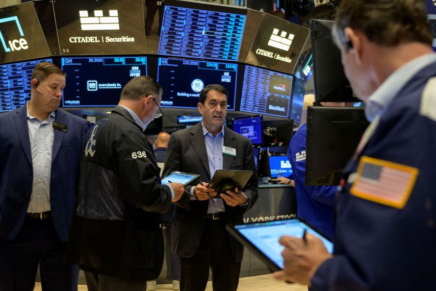 Agentes de Wall Street en una sesión bursátil.