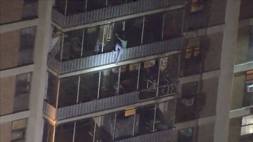 Imagen tomada de un video proporcionado por WPVI-TV de un hombre bajando por el costado de un edificio de 19 plantas en Filadelfia para escapar de un incendio, el jueves 18 de julio de 2019.&nbsp;