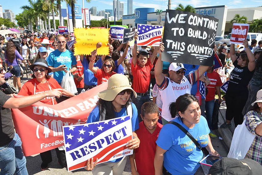 Cientos de manifestantes salieron a las calles de Miami el sábado para exigir que el Gobierno apruebe una reforma migratoria. (Foto: Álvaro Mata)