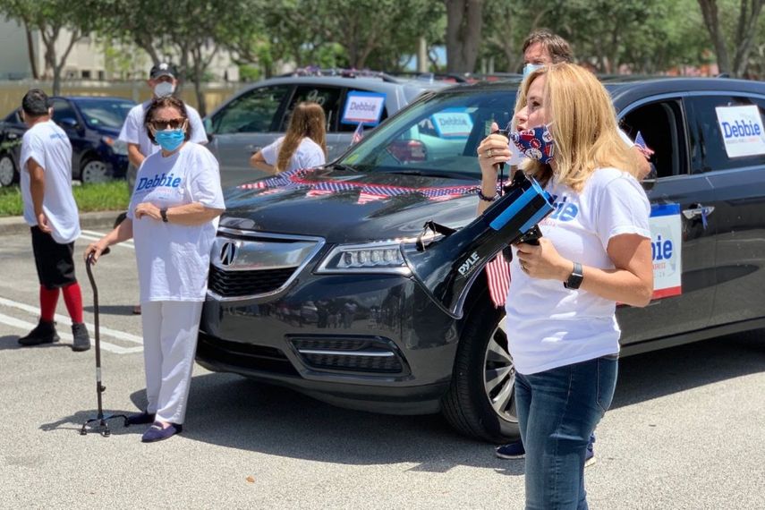 La representante demócrata Debbie Mucarsel-Powell durante un acto de campaña el fin de semana en Kendall.