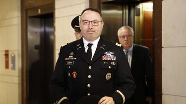 Fotografía de archivo del 29 de octubre de 2019 del teniente coronel Alexander Vindman, oficial militar en el Consejo de Seguridad Nacional, centro, llegando al Capitolio en Washington. 