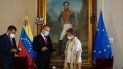 Jorge Arreaza, canciller del régimen de Maduro, junto a la embajadora de la Unión Europea en Caracas, Isabel Brilhante. Jorge Arreaza, canciller del régimen de Maduro, junto a la embajadora de la Unión Europea en Caracas, Isabel Brilhante.