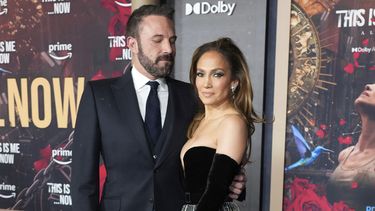 Jennifer Lopez y Ben Affleck llegan al estreno de This Is Me... Now: A Love Story el martes 13 de febrero de 2024, en el Teatro Dolby en Los Ángeles.