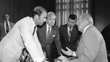 El entonces secretario de Estado de EEUU George Shultz (d) con legisladores en Washington. De izq a der: los senadores Joseph Biden, Charles Percy y Edward Zorinsky. Foto tomada el 13 de julio de 1982.&nbsp;