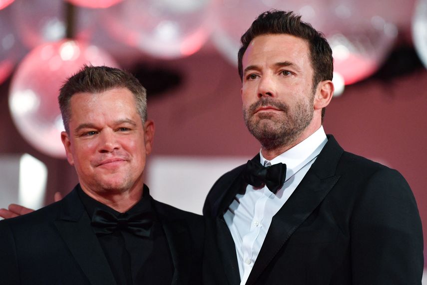 El actor estadounidense Matt Damon (izq.) Y el actor estadounidense Ben Affleck llegan para la proyección de la película El último duelo presentada fuera de competencia el 10 de septiembre de 2021 durante el 78º Festival de Cine de Venecia en el Lido de Venecia.