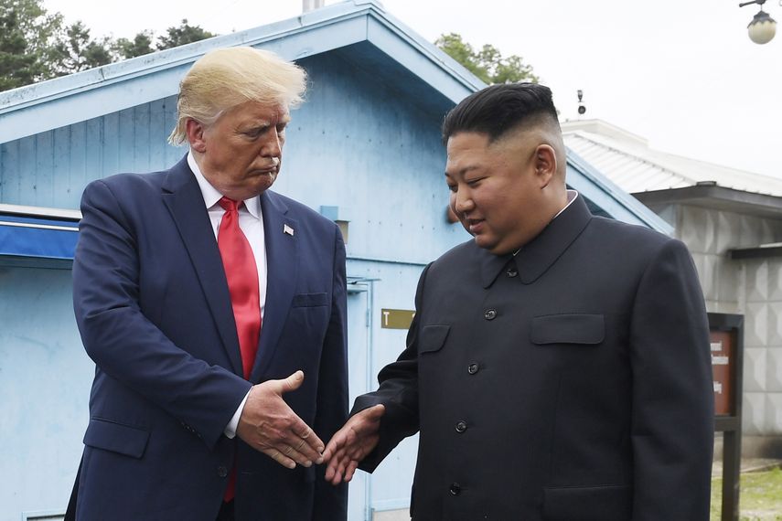 En esta fotograf&iacute;a del 30 de junio de 2019, el l&iacute;der norcoreano Kim Jong Un estrecha la mano del presidente estadounidense Donald Trump en la Zona Desmilitarizada en la localidad de Panmunjom, Corea del Sur.&nbsp;