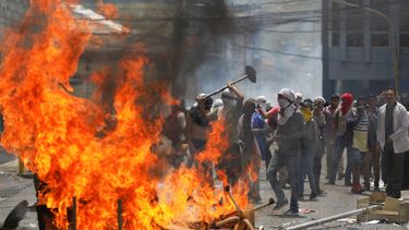 Encapuchados se enfrentan a la policía el lunes 29 de abril de 2019, durante una protesta de sectores de la educación y la salud que derivó este lunes en un enfrentamiento entre manifestantes y policías en Tegucigalpa (Honduras).&nbsp;