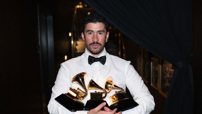 Bad Bunny posa con los premios a Álbum del Año, Mejor Álbum de Música Urbana y Mejor Interpretación de Música Global durante la 68ª edición de los Premios Grammy en el Crypto.com Arena el 1 de febrero de 2026 en Los Ángeles, California.