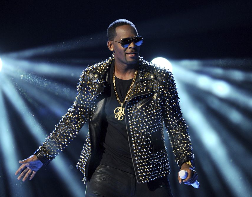R. Kelly canta en la ceremonia de los Premios BET el 30 de junio de 2013 en el Teatro Nokia en Los Angeles.&nbsp;