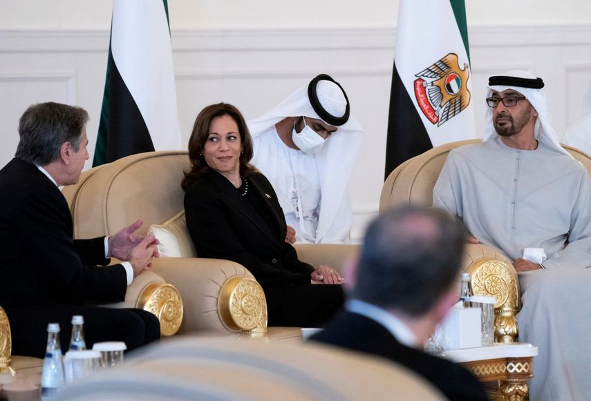 La vicepresidenta de EEUU, Kamala Harris, y el secretario de Estado, Antony Blinken, ofreciendo sus condolencias al jeque Mohamed bin Zayed al-Nahyan, presidente de los Emiratos Árabes Unidos y gobernante de Abu Dabi, en el Aeropuerto Presidencial de Abu Dhabi el 16 de mayo de 2022.