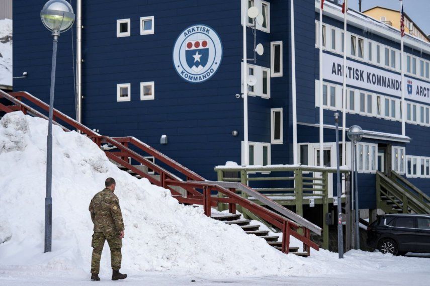 Un soldado camina hacia el cuartel general del Comando Conjunto del Ártico, encargado de las tareas de defensa en y alrededor de Groenlandia y las Islas Feroe, en Nuuk, Groenlandia, el 15 de enero de 2026.