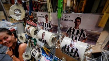 La cara del exjugador del Real Madrid se encuentra en cualquier souvenir en Italia.