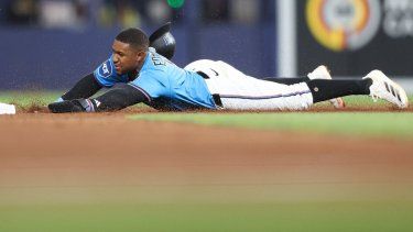 &nbsp;Xavier Edwards, número 9 de los Marlins de Miami, se roba la segunda base contra los Piratas de Pittsburgh en el Loan Depot Park el 30 de marzo de 2025 en Miami, Florida.