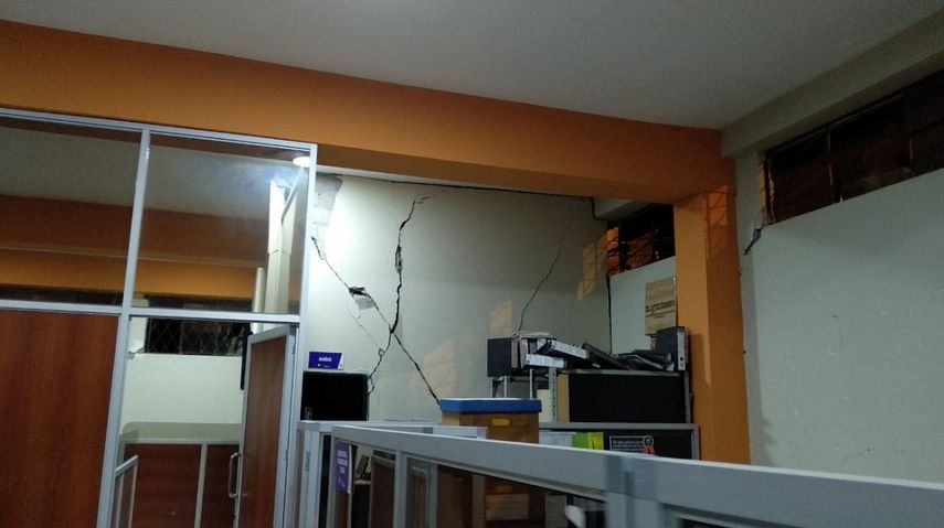 Daños en una vivienda en la región de Cumandá, provincia de Chimborazo, afectada por el sismo de 6.6 grados reportado la noche de este jueves en Ecuador.