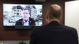 El príncipe William escucha a Pascal Hundt, gerente de crisis del Comité Internacional de la Cruz Roja, en una videollamada desde Gaza, durante una visita a la sede de la Cruz Roja Británica en Londres el 20 de febrero de 2024.