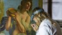 La restauradora Elizabeth Wicks trabaja en la Alegoría de la inclinación, una obra de 1616 de Artemisia Gentileschi, en el Museo Casa Buonarroti, en Florencia, Italia, el miércoles 9 de noviembre de 2022.