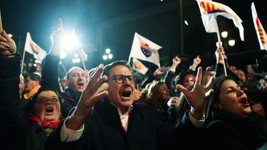 Simpatizantes del independentismo festejan la victoria en las elecciones regionales de este 21 de diciembre en Cataluña, España.
