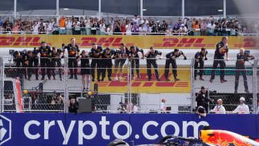 El piloto de Red Bull, Max Verstappen cruza la meta del GP de Miami como el primer ganador en la historia del circuito de Fórmula 1