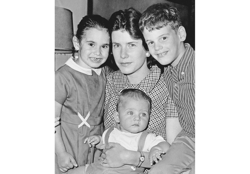 En esta fotograf&iacute;a de archivo del 3 de mayo de 1965, Shirley Ann Grau ganadora del Premio Pulitzer 1965 por su tercera novela &ldquo;The Keepers of the House en su casa en Nueva Orleans con sus hijos Nora, de 5 a&ntilde;os, William, de 6 meses, e Ian de 8 a&ntilde;os.&nbsp;&nbsp;