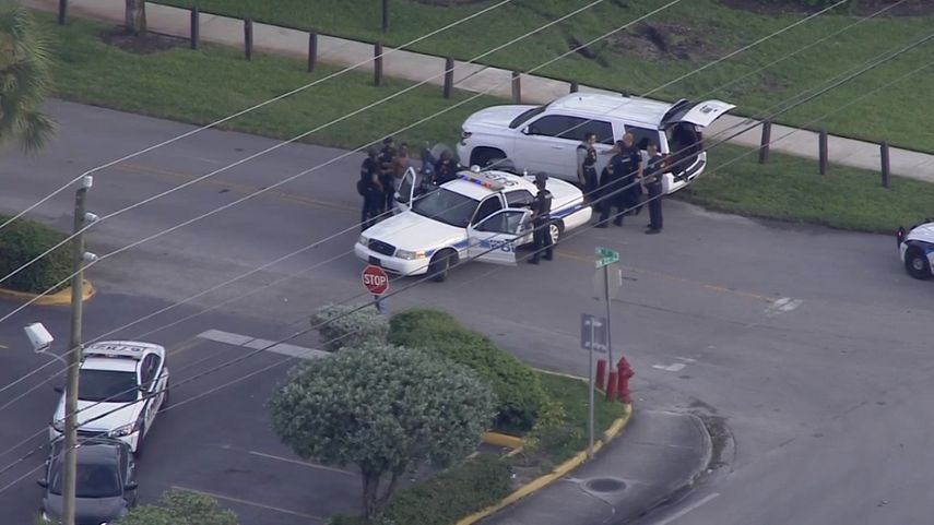 Momento en que las autoridades policiales detienen al hombre que se atrincheró este lunes en una barbería en Fort Lauderdale.