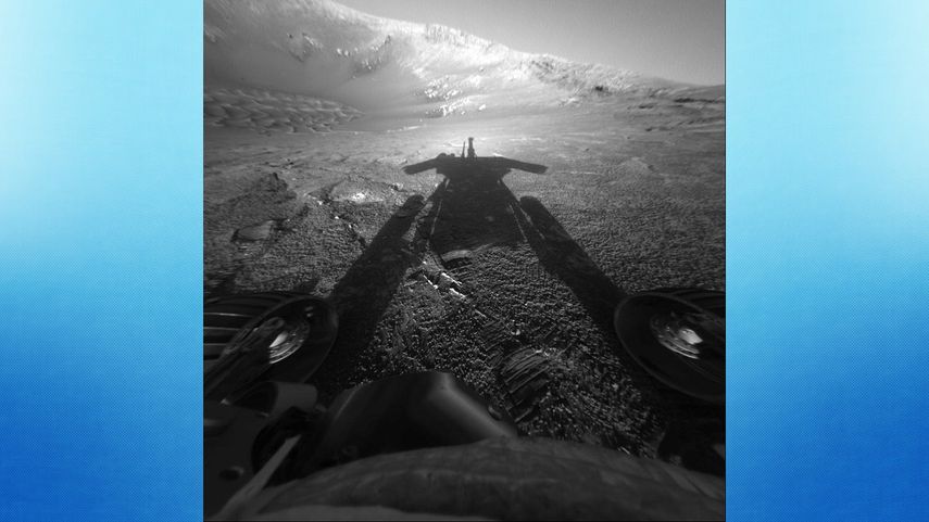 Vista de la sombra del robot Opportunity de la NASA sobre la superficie del planeta Marte, en una imagen tomada el 26 de Julio de 2004.&nbsp;