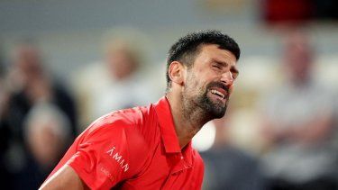 El serbio Novak Djokovic reacciona durante su partido de semifinales individuales masculinas contra el italiano Jannik Sinner en el día 13 del torneo de tenis Abierto de Francia en la cancha Philippe-Chatrier, en el Complejo Roland Garros en París, el 6 de junio de 2025.