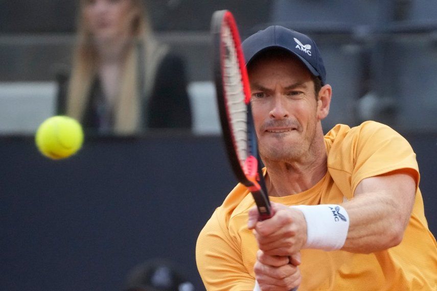 En foto del miércoles 10 de mayo del 2023, Andy Murray devuelve ante Fabio Fognini en el Abierto de Italia en Roma. El domingo 21 de mayo del 2023, Murray se da de baja del Abierto de Francia.&nbsp;