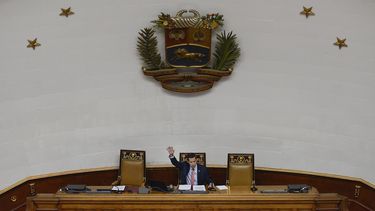 En esta imagen del 17 de diciembre de 2019, el l&iacute;der de la oposici&oacute;n venezolana y autoproclamado presidente interino de Venezuela, Juan Guaid&oacute;, habla durante una sesi&oacute;n extraordinaria en la Asamblea Nacional de Caracas, Venezuela.