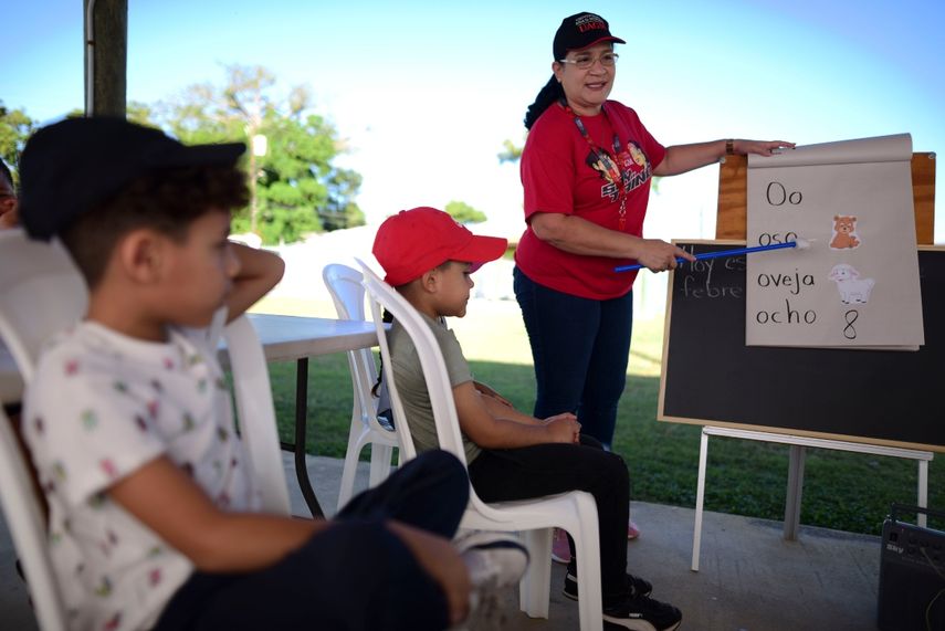 En esta imagen del 4 de febrero, la maestra del kínder Martin G. Brumbaugh, Nysdy Santiago, da una clase a sus alumnos en un aula improvisada en el parque municipal de Santa Isabel, Puerto Rico