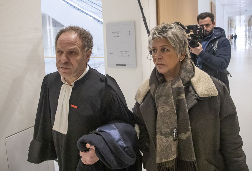 Mehana Mouhou, abogado que representa a las presuntas v&iacute;ctimas de abuso del escritor franc&eacute;s Gabriel Matzneff, y la activista por los derechos de los ni&ntilde;os Latifa Bennari, llegan a una corte en Par&iacute;s el mi&eacute;rcoles 12 de febrero del 2020.&nbsp;