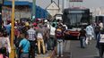 Personas esperan por autobuses debido a que el Metro no está funcionando, este lunes en Caracas Venezuela.&nbsp;