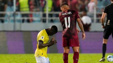 Moisés Caicedo, de la selección de Ecuador, se arrodilla junto a Darwin Machis, de Venezuela, tras un partido de la eliminatoria mundialista, realizado el jueves 16 de noviembre de 2023.