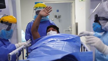 Un paciente&nbsp;es sacado de la unidad de cuidados intensivos para los casos de COVID-19 en el hospital Alberto Sabogal en Lima, Per&uacute;.&nbsp;