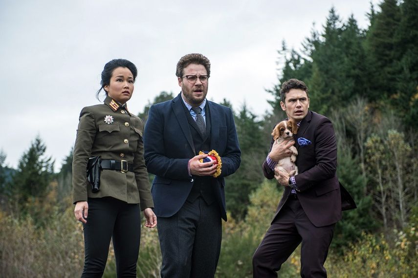 Diana Bang como Sook, izquierda, Seth Rogen como Aaron, centro, y James Franco como Dave en la película The Interview. (AP)