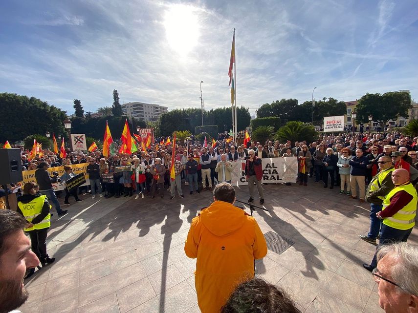 Un momento en la concentración de VOX frente al Ayuntamiento de Murcia.