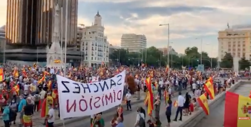 Miles de espa&ntilde;oles salen a las calles a protestar contra el gobierno de Pedro S&aacute;nchez.&nbsp;
