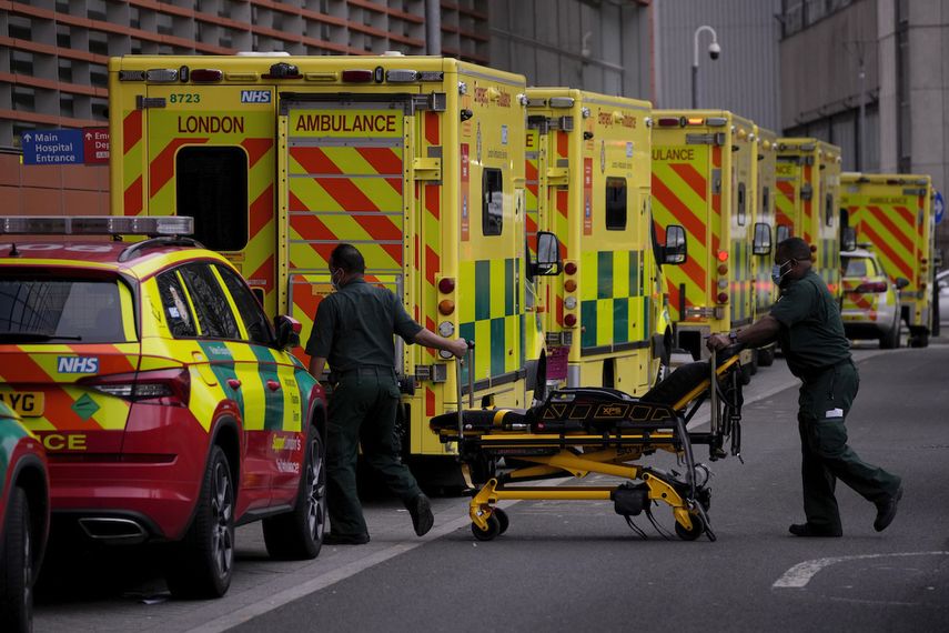 Paramédicos empujan una camilla hacia una fila de ambulancias en el exterior del Royal London Hospital en la zona de Whitechapel, al este de Londres, el 6 de enero de 2022.&nbsp;