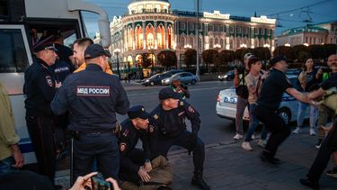 Policías detienen a manifestantes durante una protesta contra la movilización militar en Ekaterimburgo, Rusia, el miércoles 21 de septiembre de 2022.&nbsp;