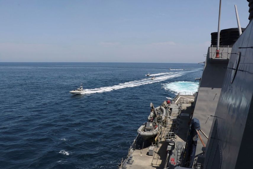 Barcos de la Guardia Revolucionaria iraní pasan cerca de buques militares estadounidenses en el Golfo Pérsico, cerca de Kuwait, en una provocación a EEUU, el 15 de abril de 2020.