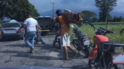 El diputado opositor venezolano Carlos Paparoni publicó una fotografía que muestra a un joven con un pedazo de res a cuestas.