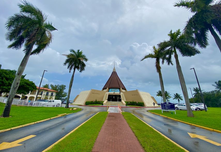 Vista frontal de la Ermita de la Caridad en Miami, Florida. 