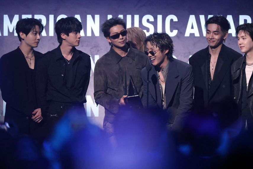 El grupo masculino surcoreano BTS recibe el premio al Artista del Año en el escenario durante los American Music Awards en el MGM Grand Garden Arena de Las Vegas, Nevada, el 25 de mayo de 2026.