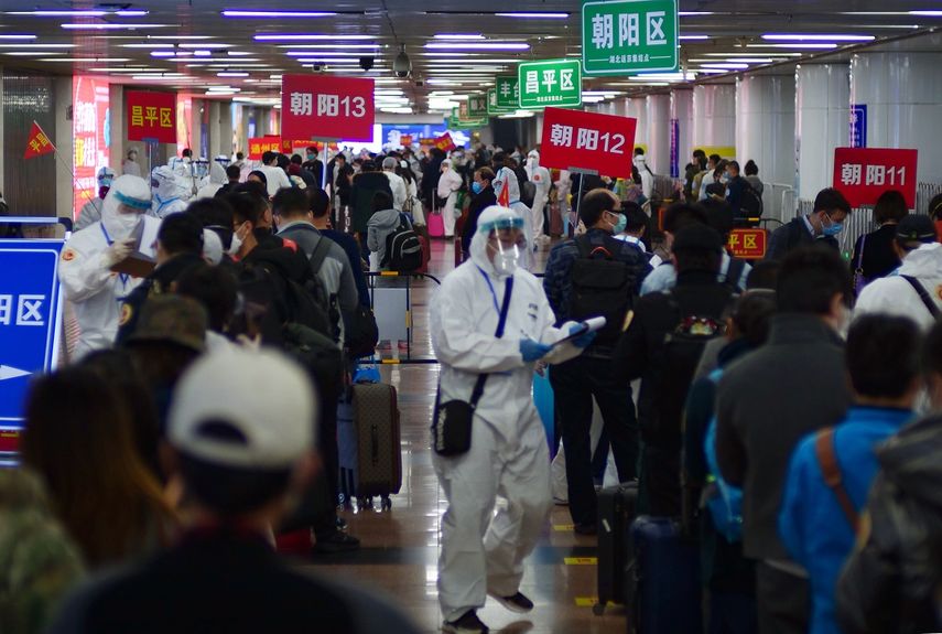 Pasajeros de Wuhan esperan en filas que se&ntilde;alan donde realizar&aacute;n una cuarentena en Beijing, China, el 15 de abril de 2020.&nbsp;