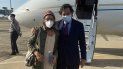 Esta fotografía del folleto tomada y publicada por el Centro Richardson el 15 de noviembre de 2021 muestra al periodista estadounidense Danny Fenster (izquierda) posando para una foto con el exdiplomático estadounidense Bill Richardson junto a un avión en la pista del Aeropuerto Internacional de Naypyidaw en Naypyidaw. Un periodista estadounidense encarcelado en Myanmar desde mayo fue liberado y deportado del país días después de haber sido condenado a 11 años de cárcel, dijeron funcionarios a la AFP el 15 de noviembre. Esta fotografía del folleto tomada y publicada por el Centro Richardson el 15 de noviembre de 2021 muestra al periodista estadounidense Danny Fenster (izquierda) posando para una foto con el exdiplomático estadounidense Bill Richardson junto a un avión en la pista del Aeropuerto Internacional de Naypyidaw en Naypyidaw. Un periodista estadounidense encarcelado en Myanmar desde mayo fue liberado y deportado del país días después de haber sido condenado a 11 años de cárcel, dijeron funcionarios a la AFP el 15 de noviembre.