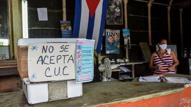 Vista de un cartel que advierte sobre el uso del CUC, la moneda que el régimen ha intentado igualar al dólar, en una tienda en La Habana, el 15 de septiembre de 2020.