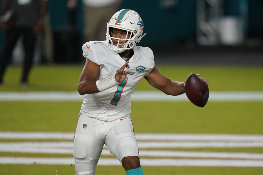 El quarterback de los Dolphins de Miami, Tua Tagovailoa, busca a quien pasar el balón durante la segunda mitad del juego de la NFL contra los Jets de Nueva York, el domingo 18 de octubre de 2020, en Miami Gardens, Florida