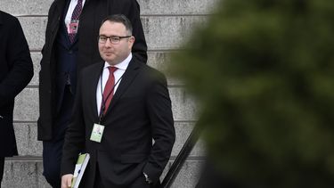 En esta fotografía de archivo del 27 de enero de 2020, el teniente coronel del Ejército Alexander Vindman, que testificó en el juicio político al presidente Donald Trump, baja las escaleras del Edificio Eisenhower de Oficinas Ejecutivas en el complejo de la Casa Blanca en Washington.