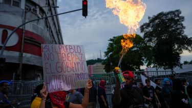 Manifestantes protestan frente a la Asamblea Nacional en contra de un contrato minero entre First Quantum Minerals de Canadá y el gobierno panameño.