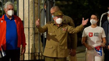 El designado gobernante cubano Miguel Díaz-Canel y el dictador Raúl Castro.